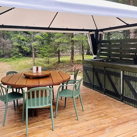Glamping Pa Idyllisk Smabruk Med Miniatyr Hest, Esel Og Geit Hobol