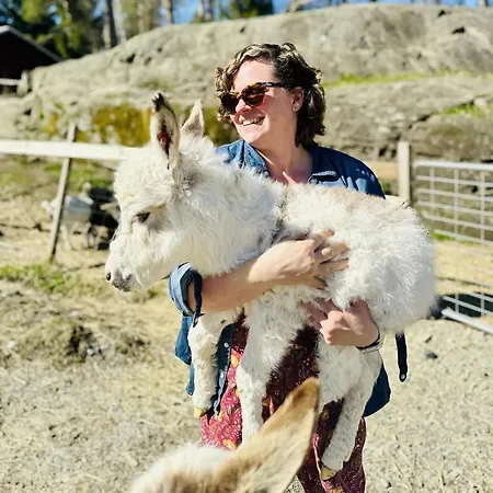 Dom wakacyjny Glamping Pa Idyllisk Smabruk Med Miniatyr Hest, Esel Og Geit